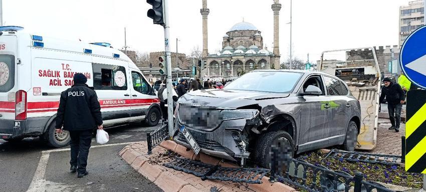 Kayseri'de SUV araç yayaların arasına daldı: Çok sayıda yaralı var