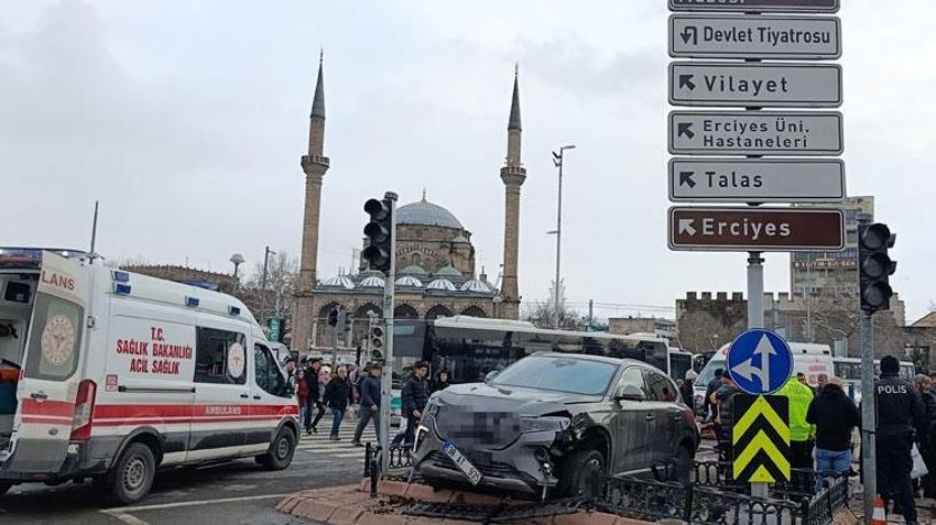 Kayseri'de SUV araç yayaların arasına daldı: Çok sayıda yaralı var