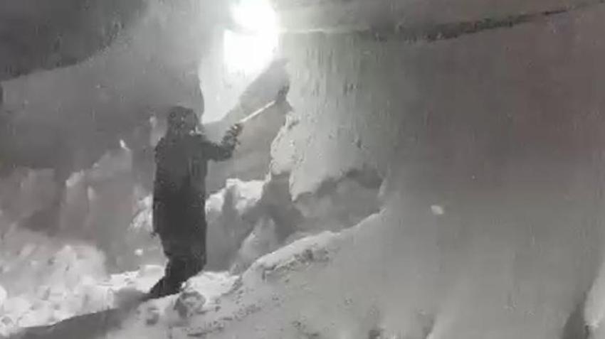 Kayseri'de alarm! 2 gündür lapa lapa kar yağıyor, kalınlığı 3 metreyi geçti
