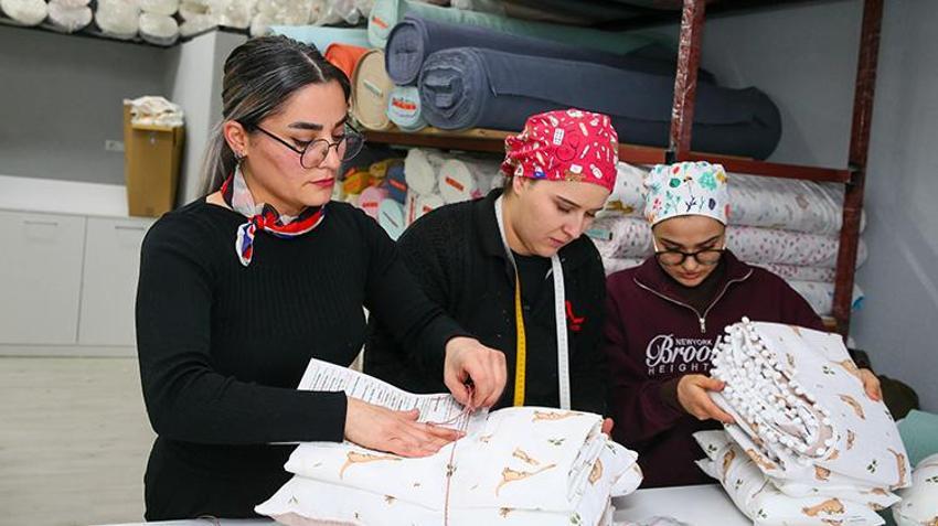 Kadın girişimci evinin bir odasında üretmeye başladı! Siparişlere yetişemeyince atölye açıp 11 personel işe aldı
