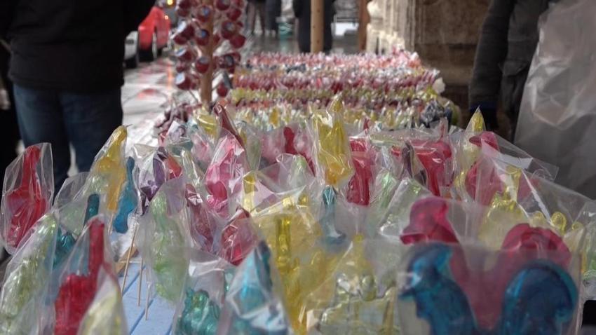 Sivas'ta horoz şekerler kapış kapış satılıyor