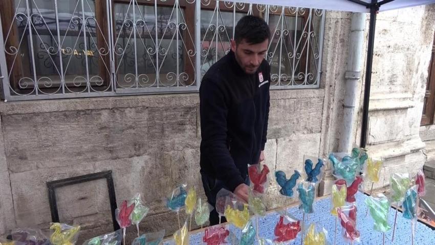 Sivas'ta horoz şekerler kapış kapış satılıyor
