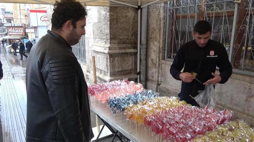 Sivas'ta horoz şekerler kapış kapış satılıyor