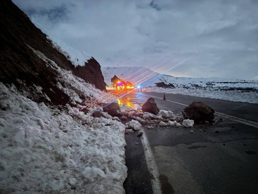 Erzincan'da kıyametten son anda kaçtı! Karayolunda görünce sağa çekip bekledi