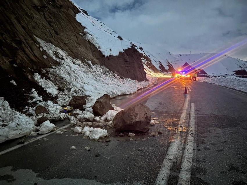 Erzincan'da kıyametten son anda kaçtı! Karayolunda görünce sağa çekip bekledi