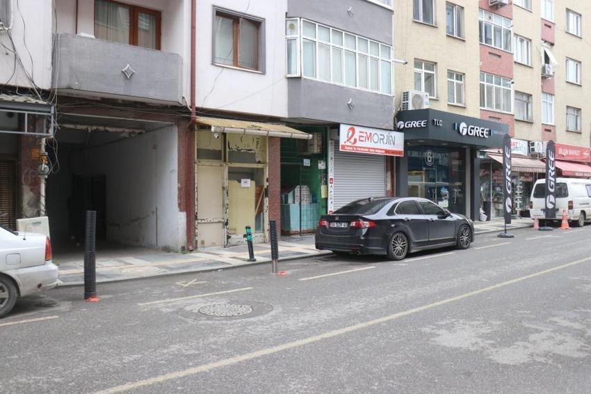 Sakarya'da bu apartmanın girişinde bir 'sır' yatıyor! Kepçeler kırıldı, ama ona dokunulamadı! Gizemli türbe dikkat çekiyor