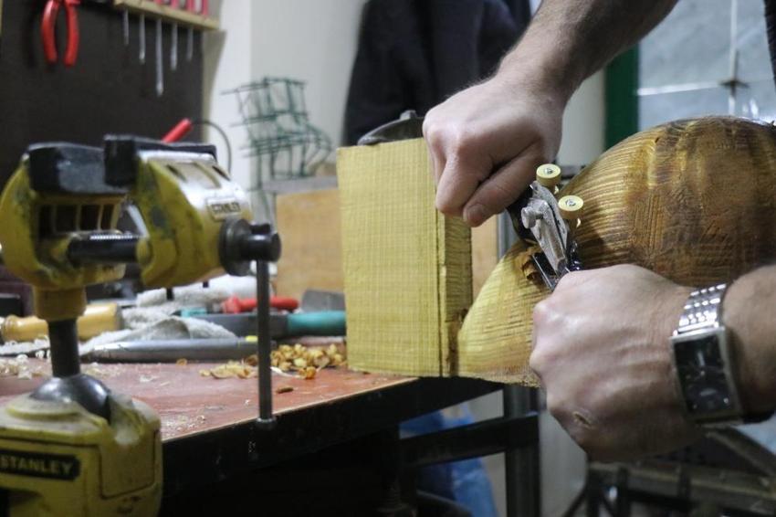 Sakaryalı usta tam 34 yıldır bu işi yapıyor: Çırak bulamayınca oğluna öğretmeye başladı!