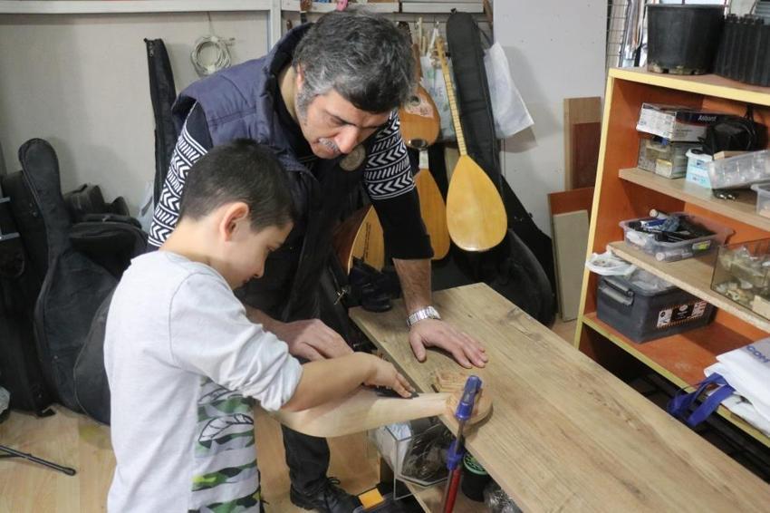 Sakaryalı usta tam 34 yıldır bu işi yapıyor: Çırak bulamayınca oğluna öğretmeye başladı!