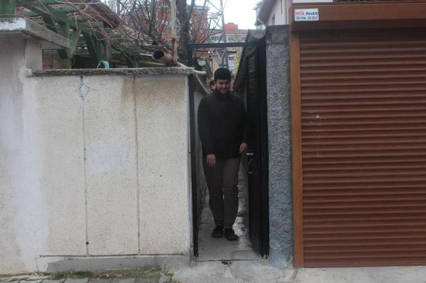 Konya'da cami bahçesinde bir yol keşfedildi! Tek bir insan geçebiliyor