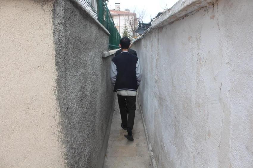 Konya'da cami bahçesinde bir yol keşfedildi! Tek bir insan geçebiliyor