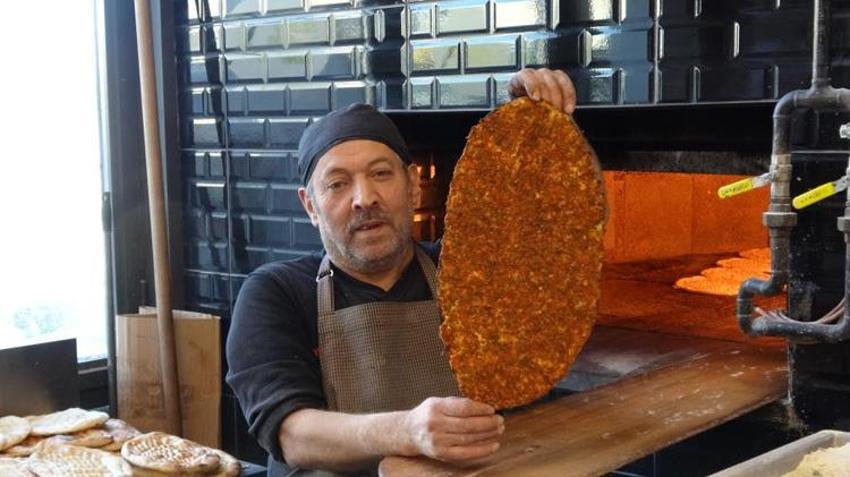 Gaziantep’te iftarların vazgeçilmezi oldu! Zırhla kıyılıyor, taş fırında 4 dakikada pişiyor