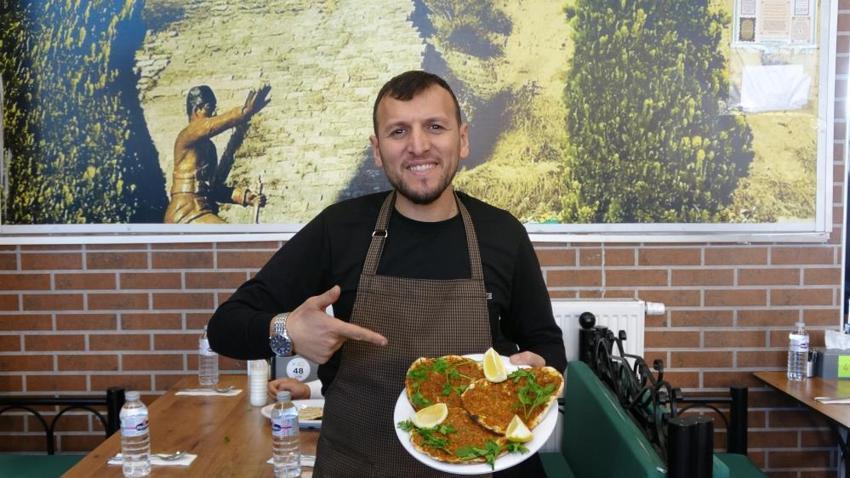 Gaziantep’te iftarların vazgeçilmezi oldu! Zırhla kıyılıyor, taş fırında 4 dakikada pişiyor