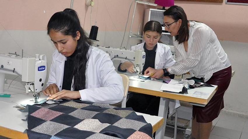 Çöpe gidecekti, seccade oldu! Bayındırlı liseli gençlerden Ramazan sürprizi