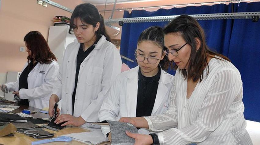 Çöpe gidecekti, seccade oldu! Bayındırlı liseli gençlerden Ramazan sürprizi