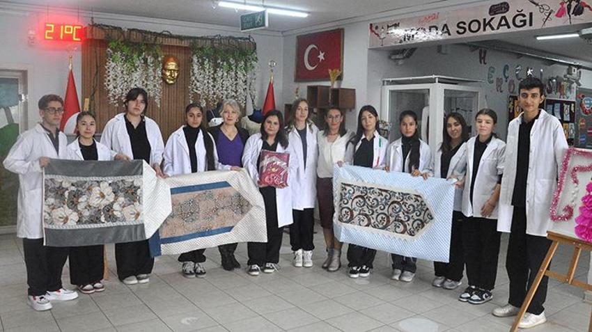 Çöpe gidecekti, seccade oldu! Bayındırlı liseli gençlerden Ramazan sürprizi