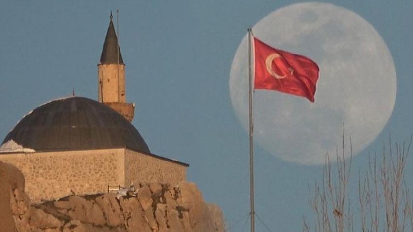 Van'ın 2 bin 700 yıllık simgesinde görsel şölen oluştu