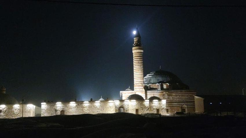 Van'ın 2 bin 700 yıllık simgesinde görsel şölen oluştu