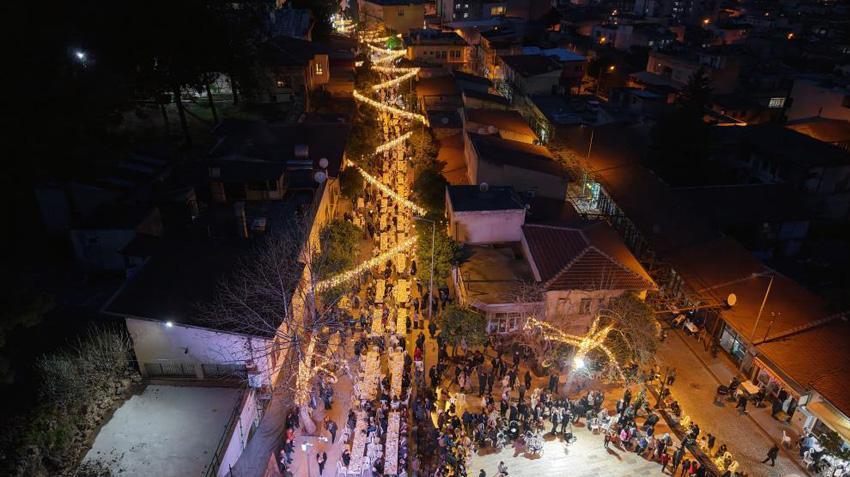 Adana Kozan'da binlerce kişi aynı sofrada: 7 asırlık tarihi çarşıda Ramazan ruhu yeniden canlandı
