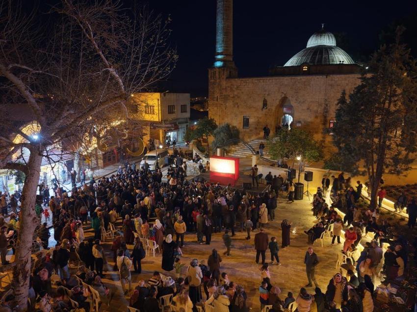 Adana Kozan'da binlerce kişi aynı sofrada: 7 asırlık tarihi çarşıda Ramazan ruhu yeniden canlandı