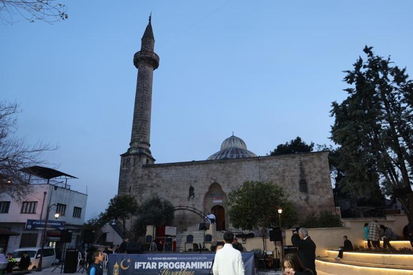 Adana Kozan'da binlerce kişi aynı sofrada: 7 asırlık tarihi çarşıda Ramazan ruhu yeniden canlandı