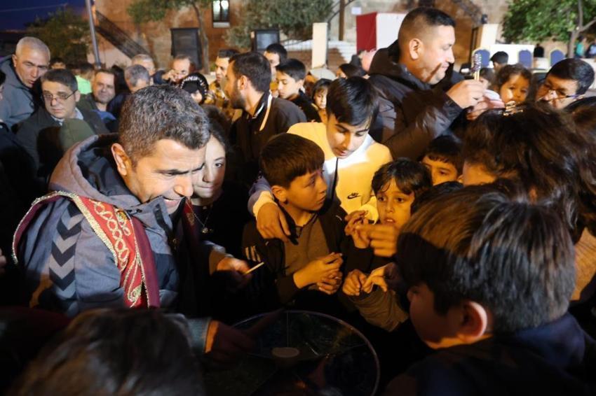 Adana Kozan'da binlerce kişi aynı sofrada: 7 asırlık tarihi çarşıda Ramazan ruhu yeniden canlandı