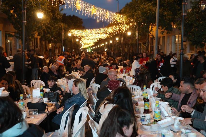 Adana Kozan'da binlerce kişi aynı sofrada: 7 asırlık tarihi çarşıda Ramazan ruhu yeniden canlandı
