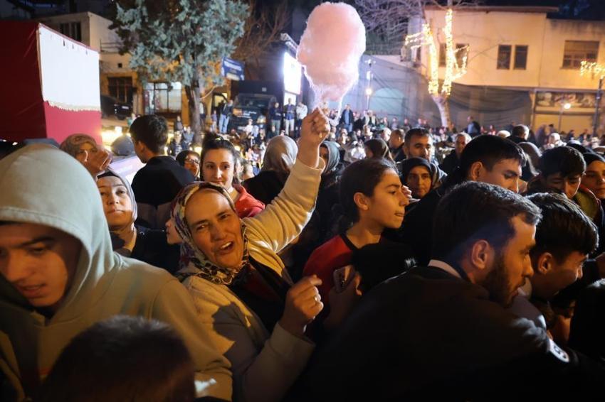 Adana Kozan'da binlerce kişi aynı sofrada: 7 asırlık tarihi çarşıda Ramazan ruhu yeniden canlandı