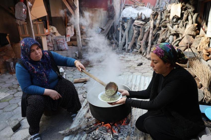Zehirden gelen şifa! Çukurova’nın gizemli lezzeti: 4 saat kaynatıp ilaç niyetine içiyorlar!