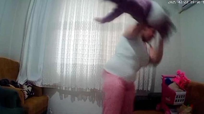 Bebeğe şiddet uygulayan acımasız annenin cezası belli oldu! O anlar kamerada