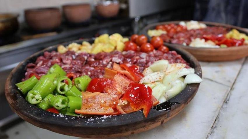 Sabah 9'da başlıyor, iftara kadar durmuyor! Elazığ'da fırınlarda tepsi kuyruğu