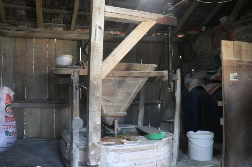Sakarya'da 6 kuşaktır aynı aile çalıştırıyor, 1500 yıldır durmuyor! Para yerine unla ödeme yapılıyor