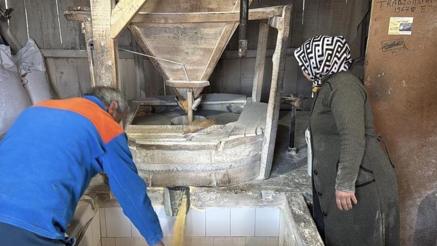 Sakarya'da 6 kuşaktır aynı aile çalıştırıyor, 1500 yıldır durmuyor! Para yerine unla ödeme yapılıyor