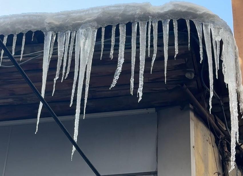Dondurucu soğuklar Yüksekova'da yaşamı olumsuz etkiledi: Buz sarkıtlarının boyu 1 metreyi aştı