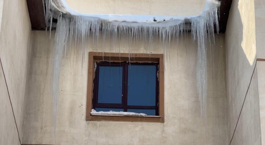 Dondurucu soğuklar Yüksekova'da yaşamı olumsuz etkiledi: Buz sarkıtlarının boyu 1 metreyi aştı