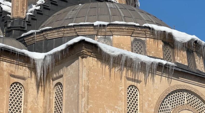 Dondurucu soğuklar Yüksekova'da yaşamı olumsuz etkiledi: Buz sarkıtlarının boyu 1 metreyi aştı
