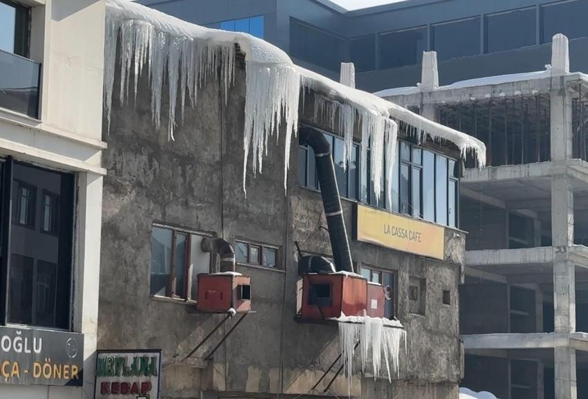 Dondurucu soğuklar Yüksekova'da yaşamı olumsuz etkiledi: Buz sarkıtlarının boyu 1 metreyi aştı