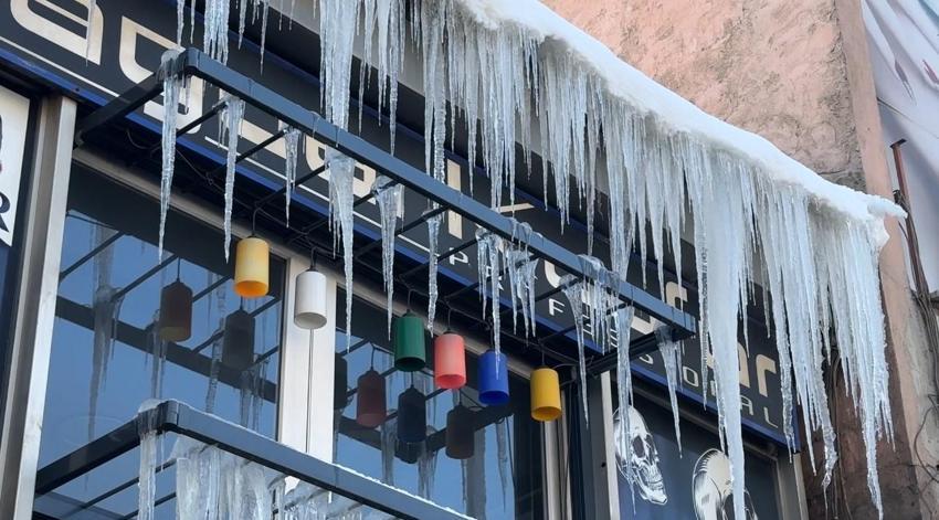 Dondurucu soğuklar Yüksekova'da yaşamı olumsuz etkiledi: Buz sarkıtlarının boyu 1 metreyi aştı