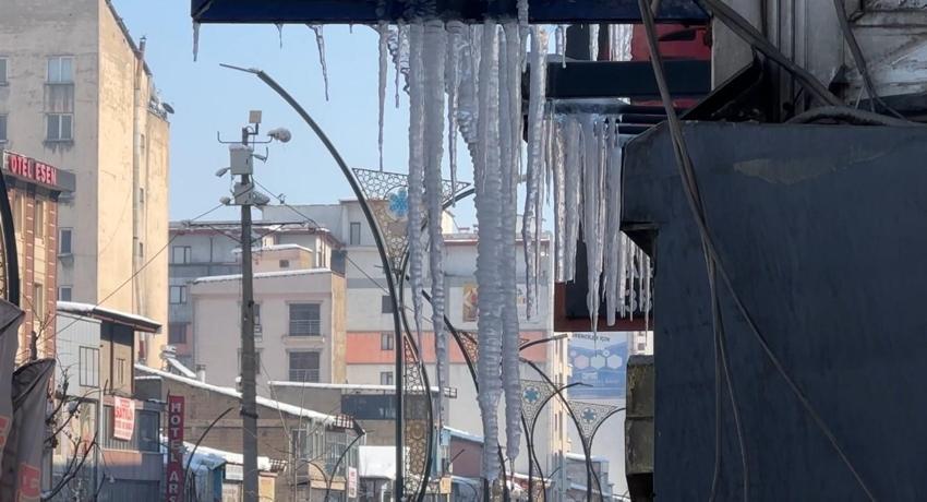 Dondurucu soğuklar Yüksekova'da yaşamı olumsuz etkiledi: Buz sarkıtlarının boyu 1 metreyi aştı