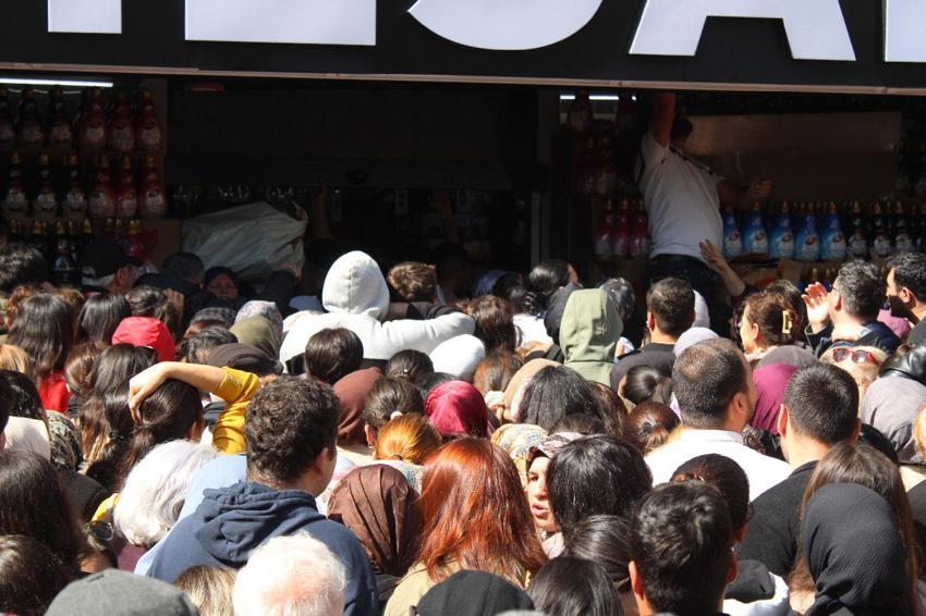 Ucuz ve indirimli eşya izdihama neden oldu, ezilen ve bayılan vatandaşlar hastaneye kaldırıldı
