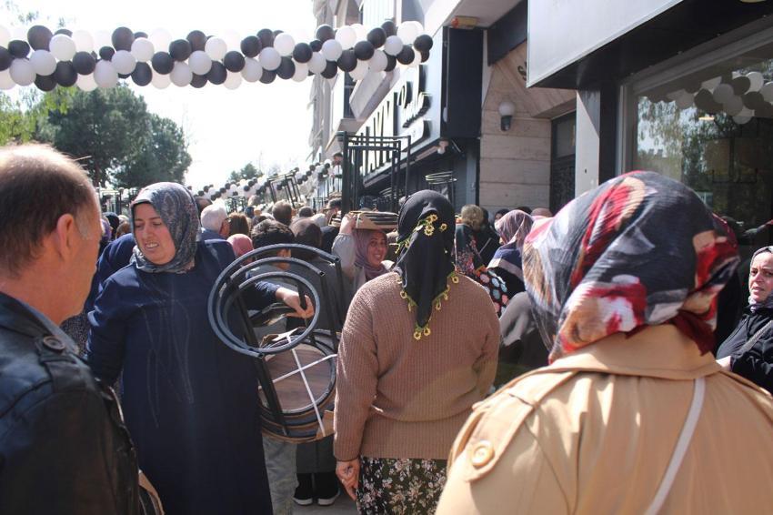 Ucuz ve indirimli eşya izdihama neden oldu, ezilen ve bayılan vatandaşlar hastaneye kaldırıldı