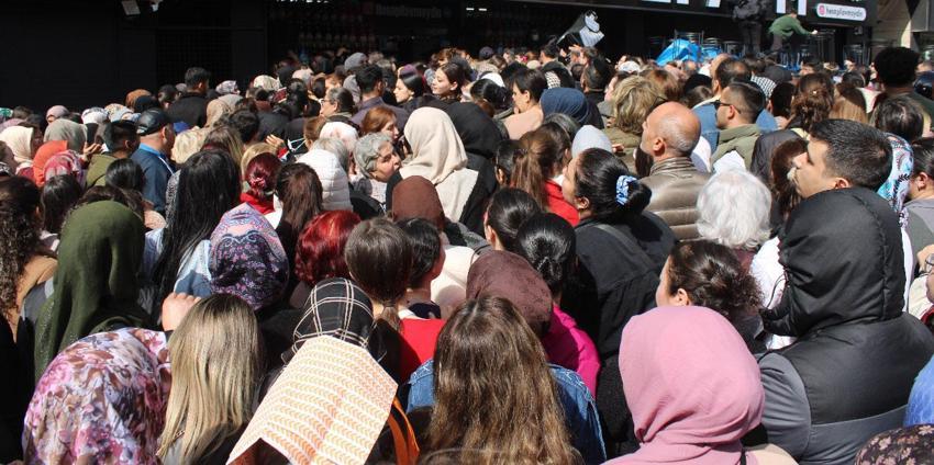 Ucuz ve indirimli eşya izdihama neden oldu, ezilen ve bayılan vatandaşlar hastaneye kaldırıldı
