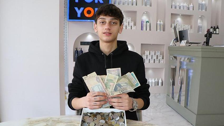 10 yaşında merakla başladığı iş 17'sinde kendisine miras kaldı! Dedesinden kalan koleksiyonunu dünya paralarıyla büyütüyor!