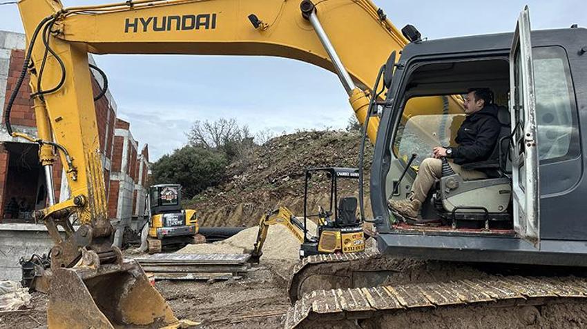 Gündüz şantiyede operatör olarak çalışıyor, akşam salonda bale eğitmeni! Çanakkale'de sıra dışı öğretmen İşte Berkay Hoca'nın başarısı