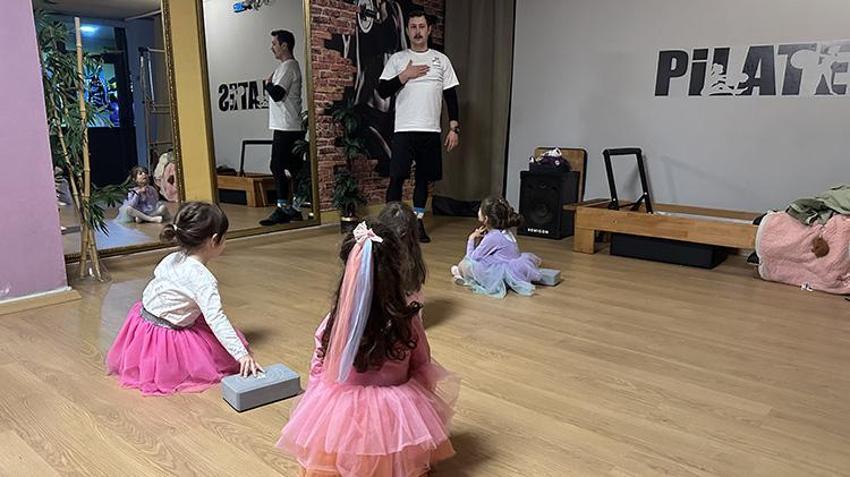 Gündüz şantiyede operatör olarak çalışıyor, akşam salonda bale eğitmeni! Çanakkale'de sıra dışı öğretmen İşte Berkay Hoca'nın başarısı