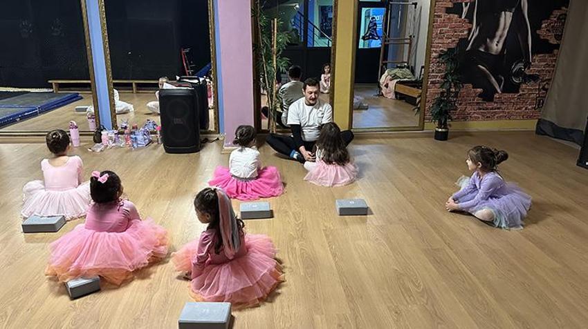 Gündüz şantiyede operatör olarak çalışıyor, akşam salonda bale eğitmeni! Çanakkale'de sıra dışı öğretmen İşte Berkay Hoca'nın başarısı
