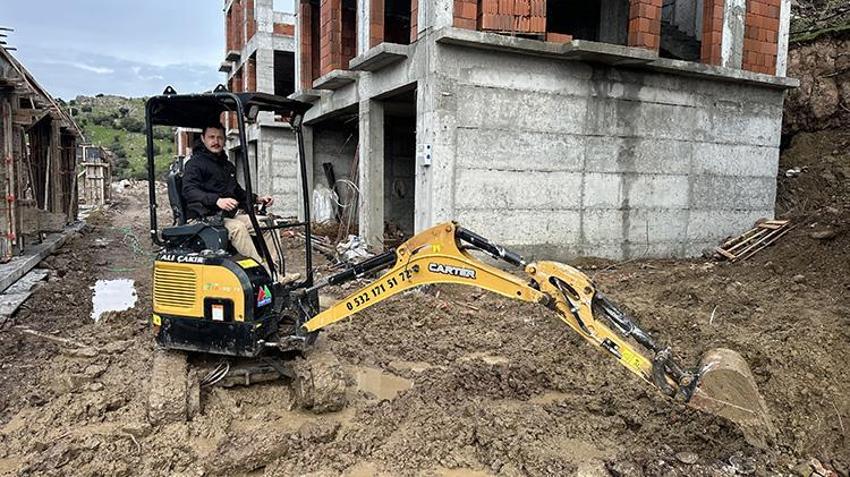 Gündüz şantiyede operatör olarak çalışıyor, akşam salonda bale eğitmeni! Çanakkale'de sıra dışı öğretmen İşte Berkay Hoca'nın başarısı