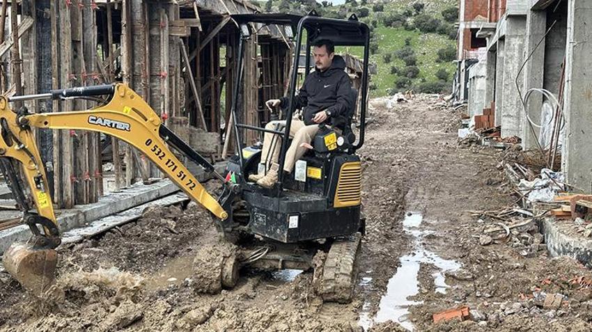 Gündüz şantiyede operatör olarak çalışıyor, akşam salonda bale eğitmeni! Çanakkale'de sıra dışı öğretmen İşte Berkay Hoca'nın başarısı