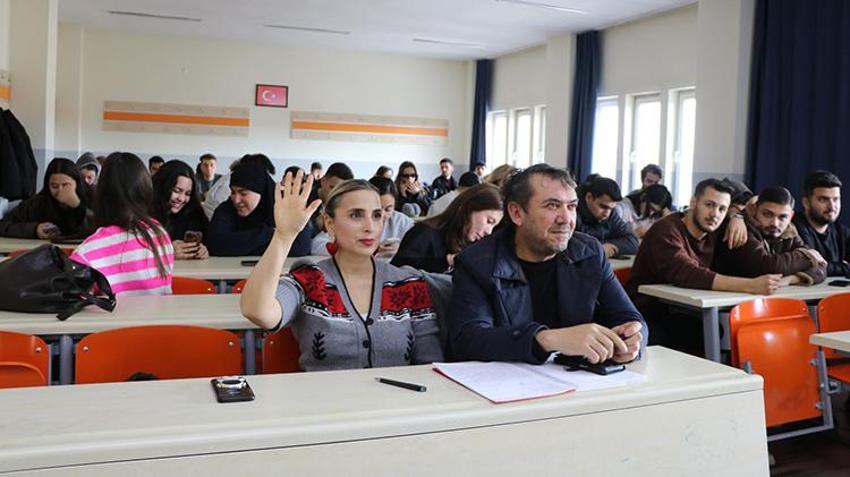 Karı koca sınava girdiler: Kayseri'de 27 yıldır evli çift, üniversitede sıra arkadaşı oldu!