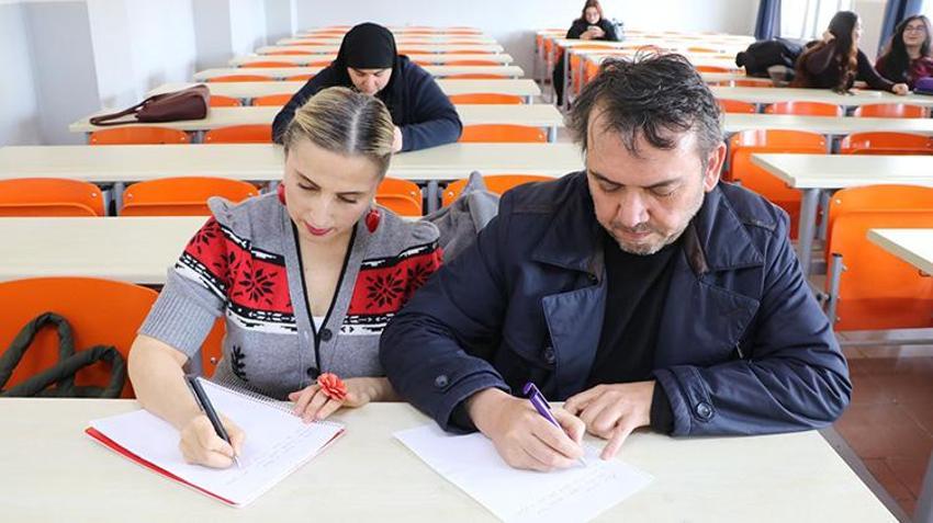 Karı koca sınava girdiler: Kayseri'de 27 yıldır evli çift, üniversitede sıra arkadaşı oldu!