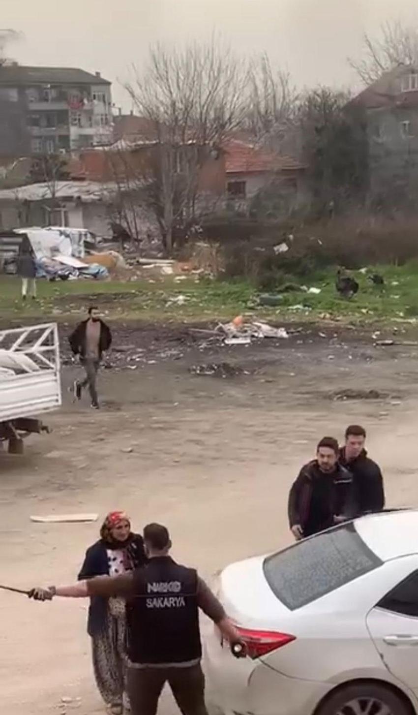 Sakarya Erenler'de hareketli dakikalar: Firariyi vermemek için polise direndiler